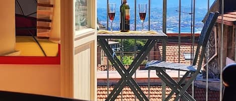 Suite, 2 chambres, balcon | Couette en duvet, décor unique, fer et planche à repasser