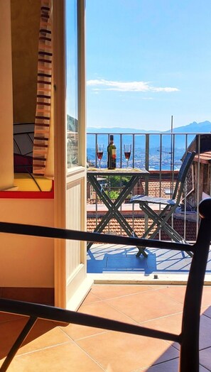 Suite, 2 Schlafzimmer, Balkon | Daunenbettdecken, individuell dekoriert, Bügeleisen/Bügelbrett
