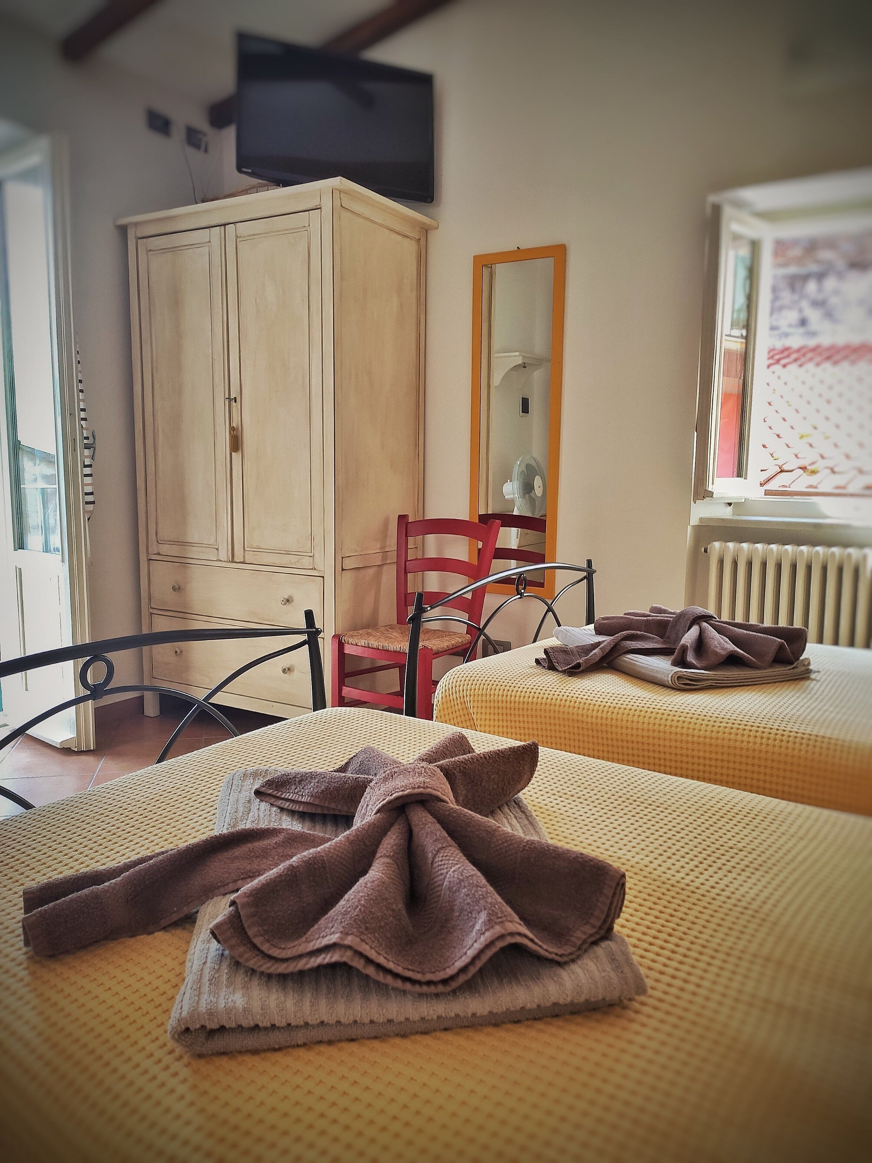 Suite, 2 habitaciones, balcón | Edredones de plumas y decoración individual