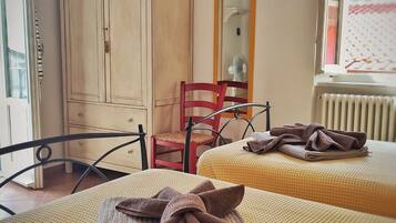 Suite, 2 habitaciones, balcón | Edredones de plumas y decoración individual