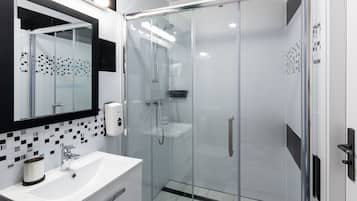 Superior Plus (103) | Salle de bain | Douche, sĂšche-cheveux, serviettes fournies