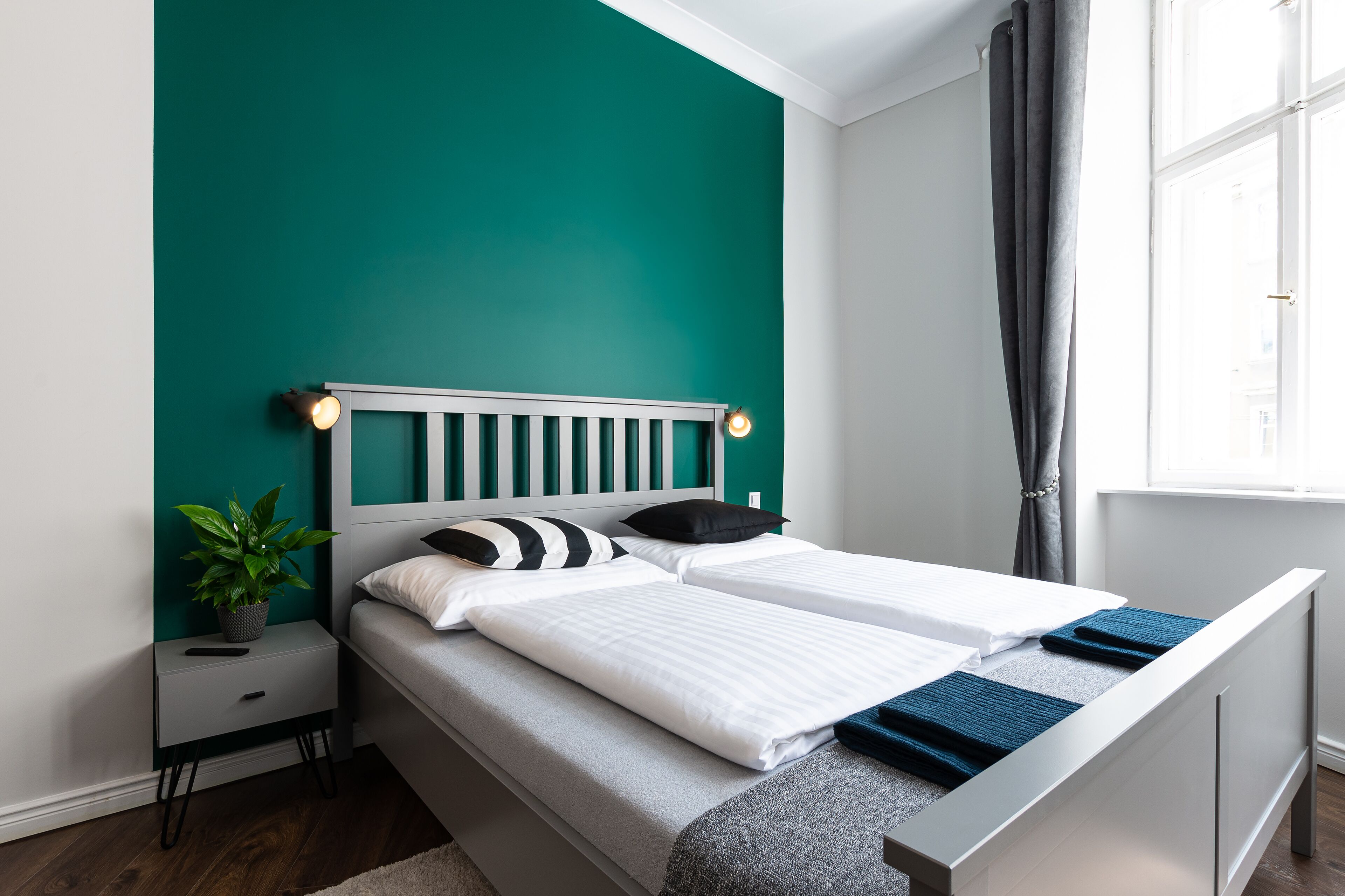 Standard (104,105) | 房內夾萬、書桌、手提電腦工作空間、熨斗/熨衫板