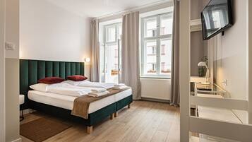 Cofres nos quartos, escrivaninha, espaço de trabalho para notebook