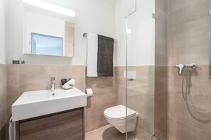 Shower, free toiletries, hair dryer, towels - Airport Apartments Basel (Basel)