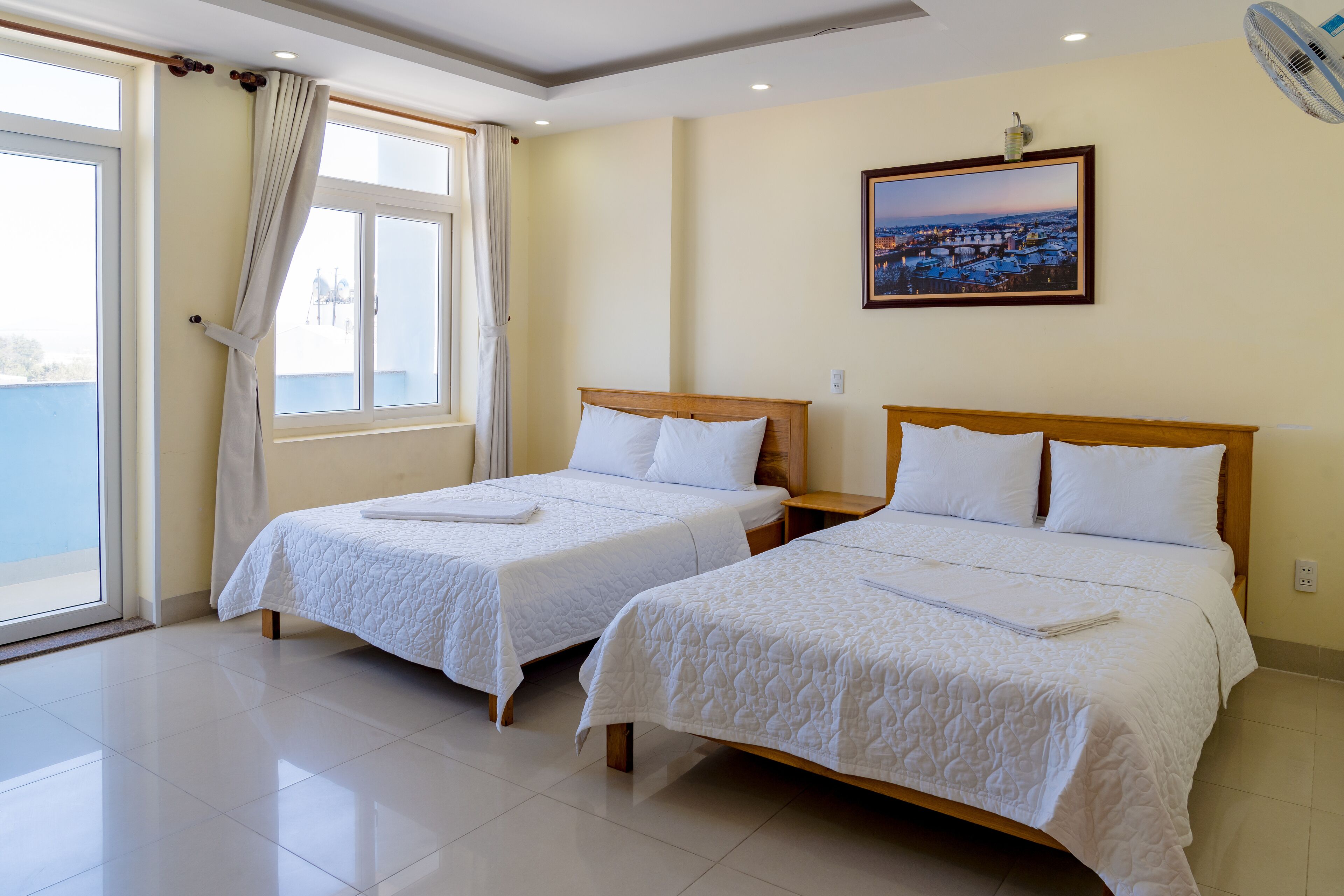 Deluxe Quadruple Room | Desk, blackout curtains, free WiFi, bed sheets