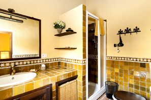 Villa, 4 Bedrooms | Bathroom | Shower, rainfall showerhead, hair dryer, towels - Masseria Falamandrina (Licata)