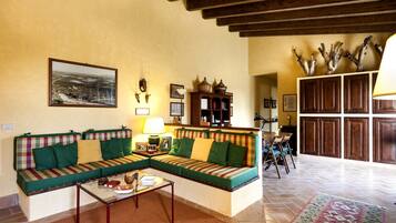 Villa, 4 camere da letto | Soggiorno | TV a schermo piatto, lettore DVD