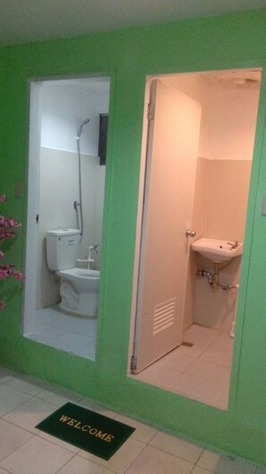 Gemeinsamer Schlafsaal, Nur Männer (1 Bed in Male 100 Beds) | Badezimmer | Dusche