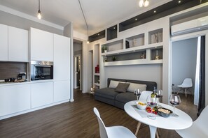 Leilighet – superior, 1 soverom | Oppholdsrom | Flatskjerm-TV