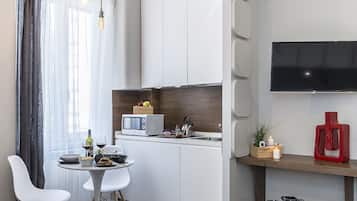 Deluxe Studio | Private kitchenette | Fridge, espresso maker, coffee/tea maker, electric kettle