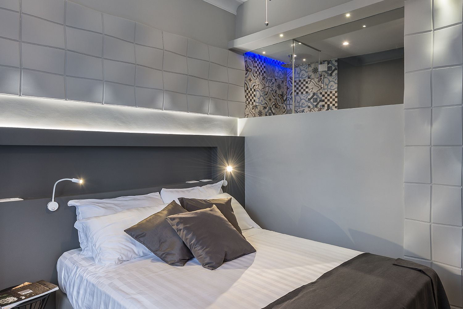 华丽双人房或双床房 | 高档床上用品、客房内保险箱、特色装修、特色家居