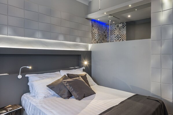 Habitación Deluxe con 1 cama doble o 2 individuales | Ropa de cama de alta calidad, caja fuerte, decoración individual