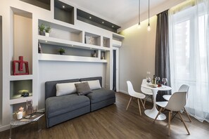 Apartamento superior, 1 habitación | Sala de estar | Una televisión de pantalla plana