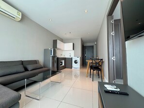 Condo, 1 Bedroom, Partial Sea View | Living area
