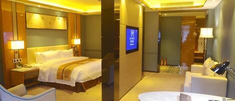 Executive Suite | Blackout curtains, free WiFi