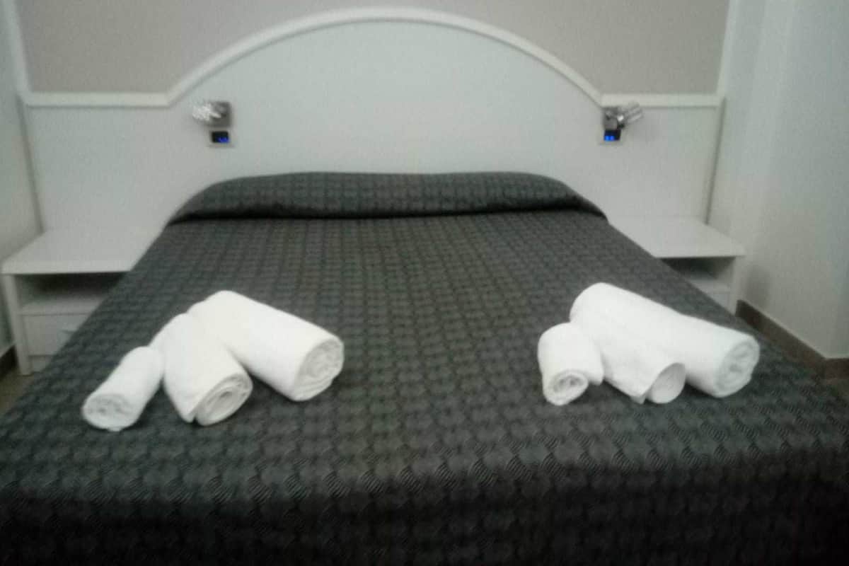 Double Room, 1 Queen Bed, Non Smoking | In-room safe, desk, free cots/infant beds, free WiFi