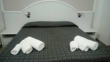 Doppelzimmer, 1 Queen-Bett, Nichtraucher | Zimmersafe, Schreibtisch, kostenlose Babybetten, kostenloses WLAN