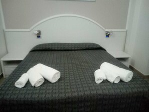 Doppelzimmer, 1 Queen-Bett, Nichtraucher | Zimmersafe, Schreibtisch, kostenlose Babybetten, kostenloses WLAN