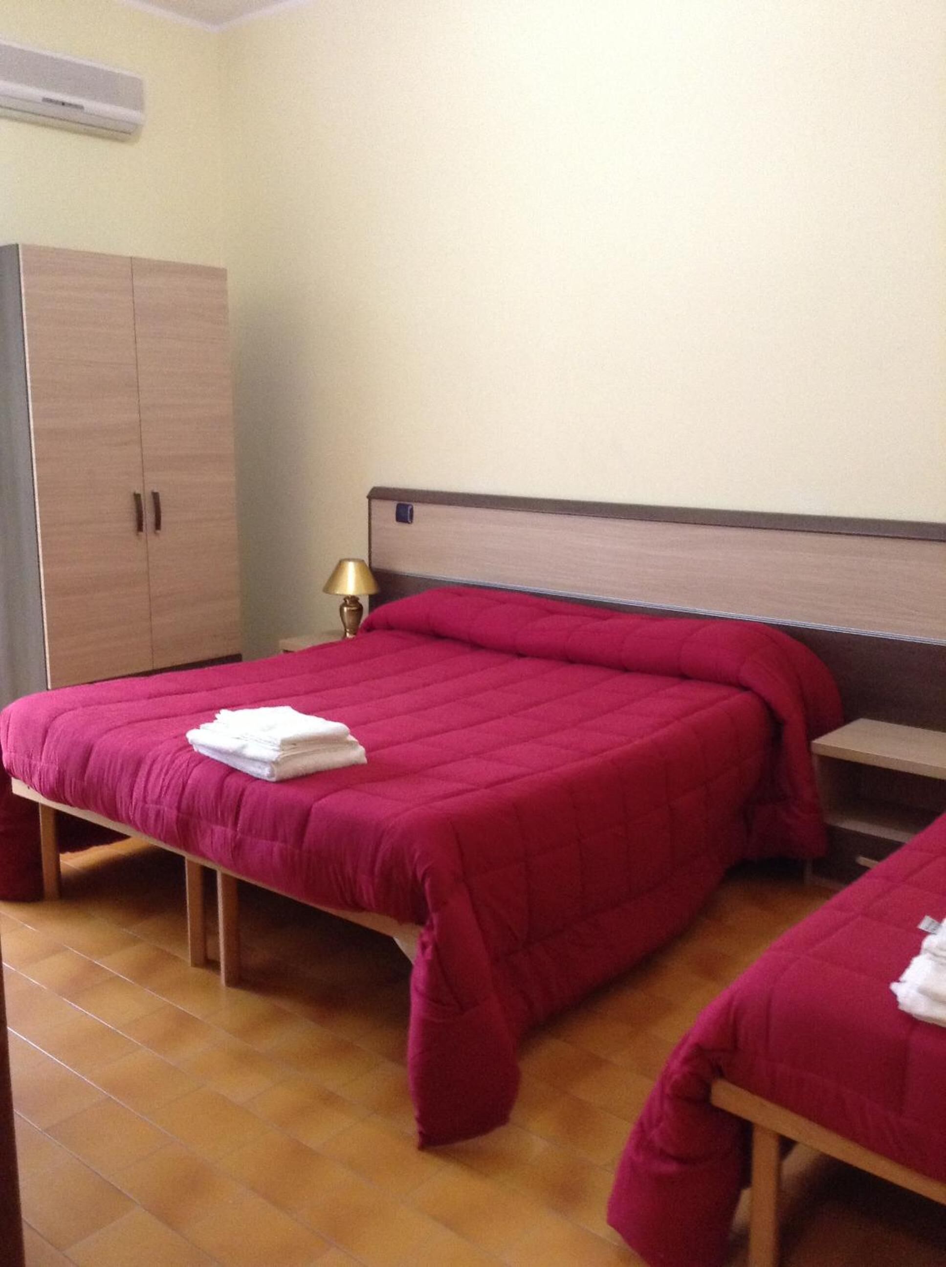 Coffres-forts dans les chambres, bureau, lits bébé (gratuits)