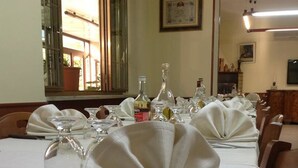 ランチ、ディナーに営業