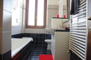 Apartment, 1 Bedroom | Bathroom | Combined shower/bathtub, free toiletries, hair dryer, bidet - Art Apartment Bandinelli (Florence)