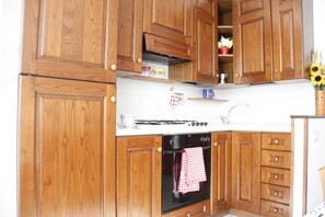 Apartamento, 1 quarto | Cozinha americana privada | Geladeira grande, micro-ondas, fogão, cooktop