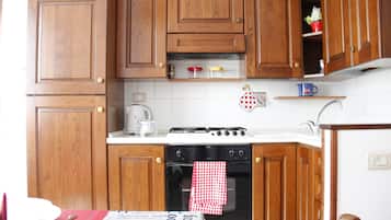 Apartment, 1 Bedroom | Private kitchenette | Full-size fridge, microwave, oven, stovetop