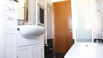 Apartment, 1 Bedroom | Bathroom | Combined shower/tub, free toiletries, hair dryer, bidet