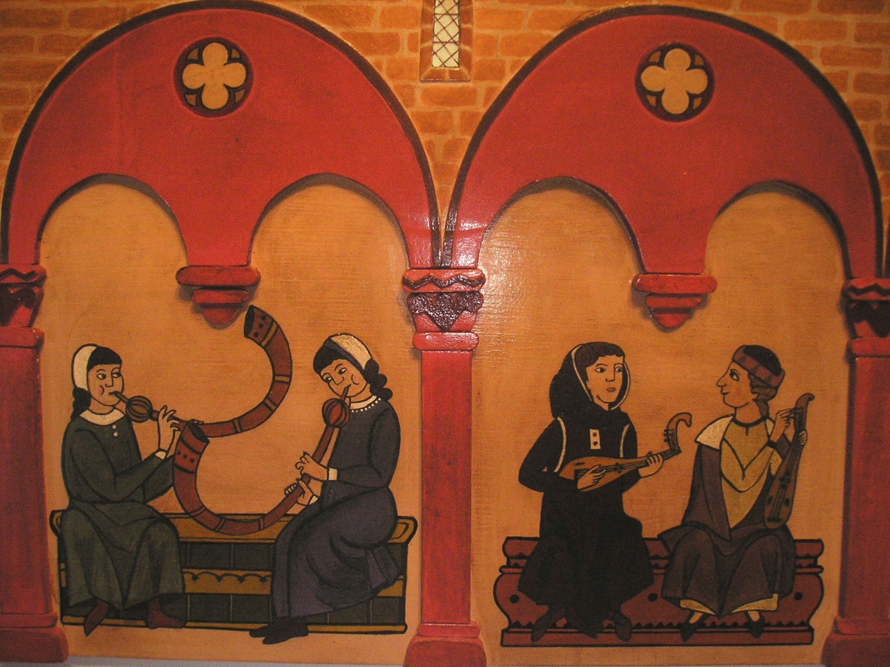Un mural con dos figuras sentadas en bancos, una tocando un instrumento de cuerda y la otra sosteniendo un cuerno.