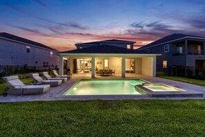 Seasonal outdoor pool, pool umbrellas, pool loungers - Aco259112 - The Encore Club Resort - 8 Bed 8 Baths Villa (Kissimmee)