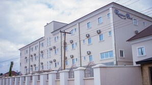 Ein mehrstöckiges Hotel mit der Aufschrift "Residency Hotel".