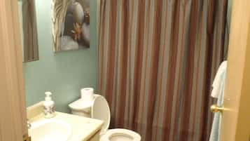 Apartment, 3 Bedrooms, Non Smoking, Bay View | Bathroom | Combined shower/tub, towels
