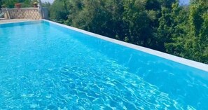 Piscina externa sazonal, espreguiçadeiras