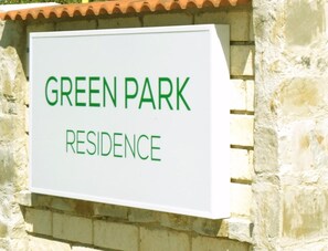 A sign for 'GREEN PARK RESIDENCE' mounted on a stone wall. - Green Park Residence (Bagnara Calabra)