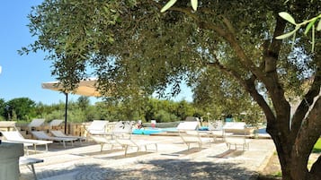 Piscine extérieure (ouverte en saison), chaises longues