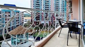 Deluxe Apartment, 1 Queen Bed, Accessible | Bathroom