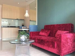 Deluxe Apartment, 1 Queen Bed, Accessible | Premium bedding, in-room safe, individually decorated