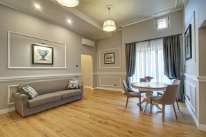 Appartement, 1 chambre | Aire de séjour | Téléviseur à écran plat de 32 po avec télévision par câble, téléviseur