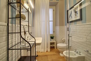 Appartement, 1 slaapkamer | Badkamer | Een douche, gratis toiletartikelen, een haardroger, een bidet