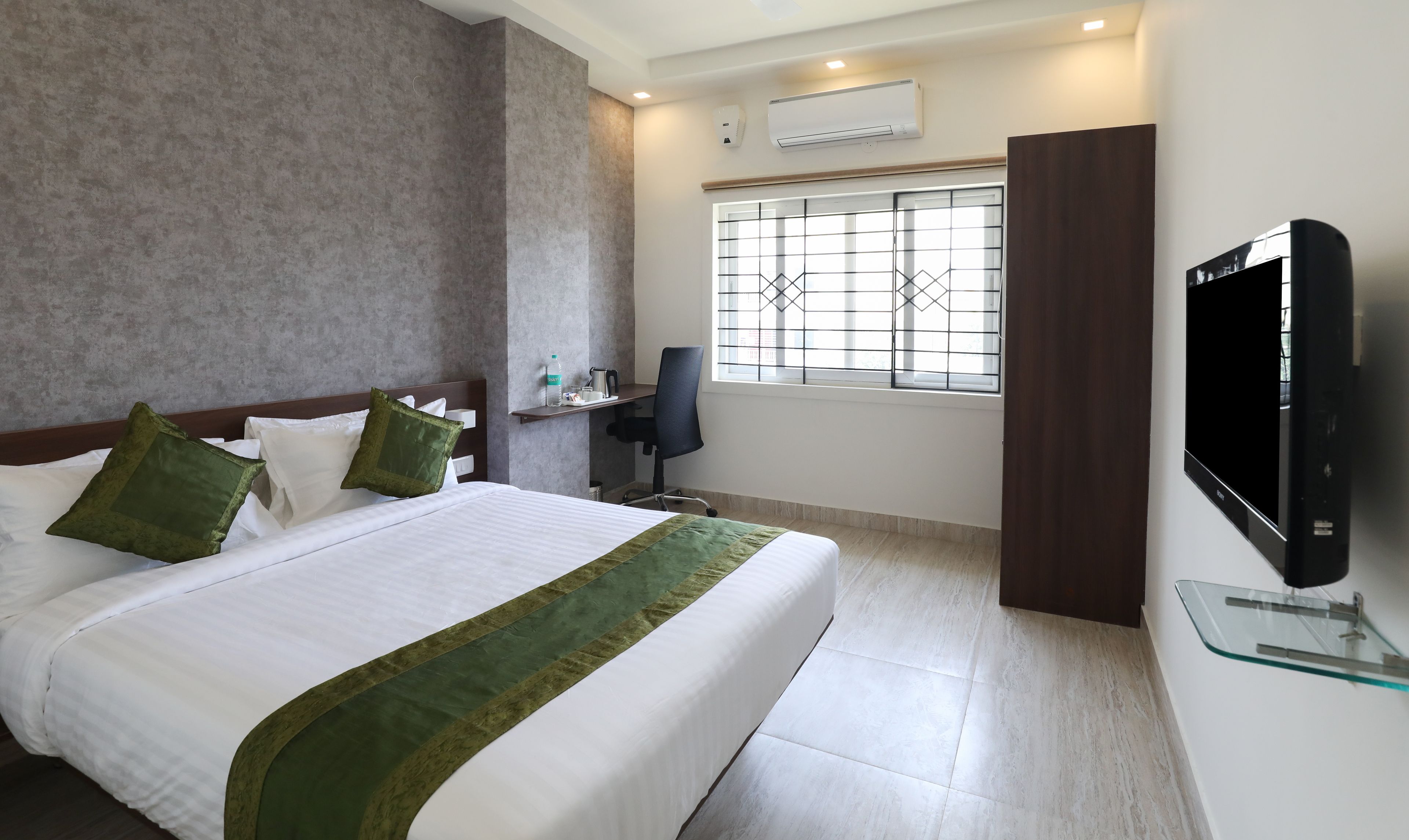 Standard Room, Smoking | Iron/ironing board, rollaway beds, free WiFi, bed sheets