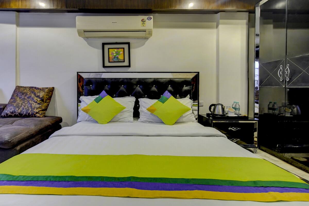 Deluxe Room | Desk, iron/ironing board (on request), WiFi (free), bed sheets