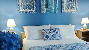 Quarto casal | Cofres nos quartos, escrivaninha, cortinas blackout