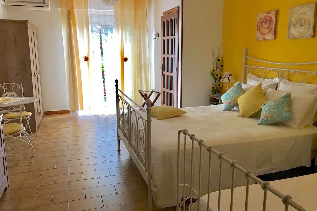 Triple Room | In-room safe, desk, iron/ironing board, free WiFi