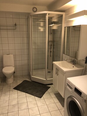 Apartamento, 2 quartos | Banheiro | Chuveiro, secador de cabelo, toalhas de banho 