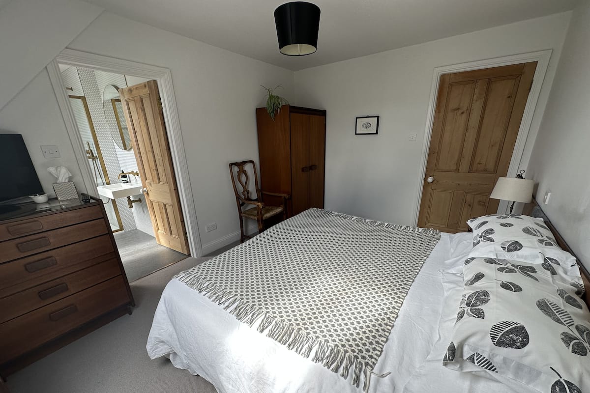 Camera con letto matrimoniale o 2 letti singoli, bagno privato | Con stile personalizzato, con arredamento individuale, una scrivania
