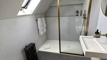 Kamar Double atau Twin, kamar mandi pribadi | Kamar mandi | Perlengkapan kamar mandi ramah lingkungan, pengering rambut, dan handuk
