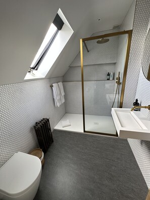 Habitació doble o amb dos llits individuals, bany privat | Bany | Articles de tocador respectuosos amb el medi ambient 