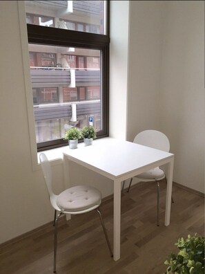 Appartement, 2 chambres, non-fumeur | Restauration dans la chambre