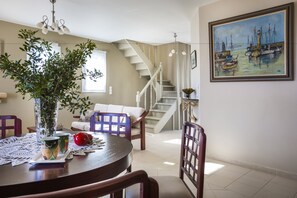 Villa - 4 sovrum - privat pool - havsutsikt | Vardagsrum | Platt-tv och eldstad