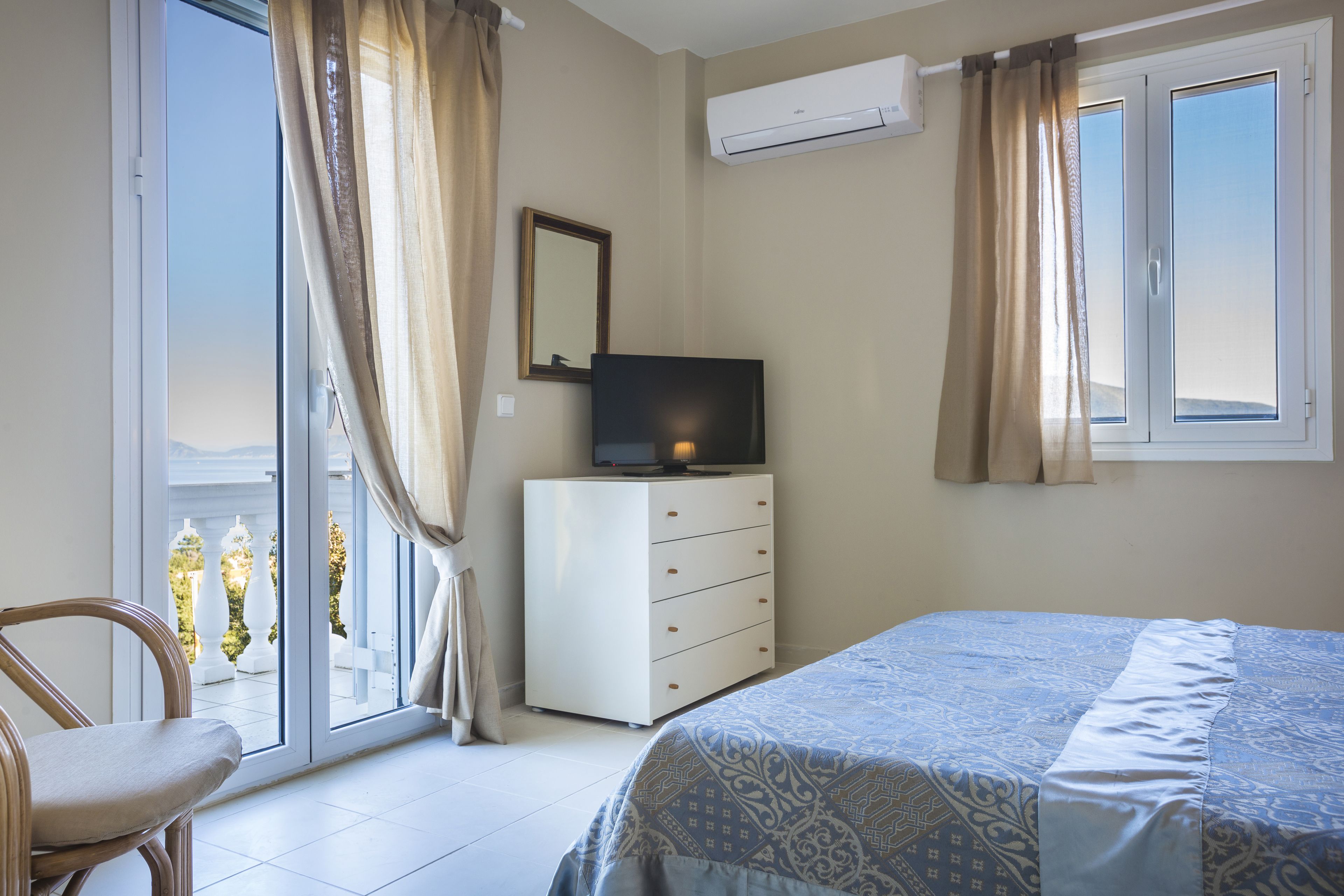 4 habitaciones, caja de seguridad en la habitación y escritorio 